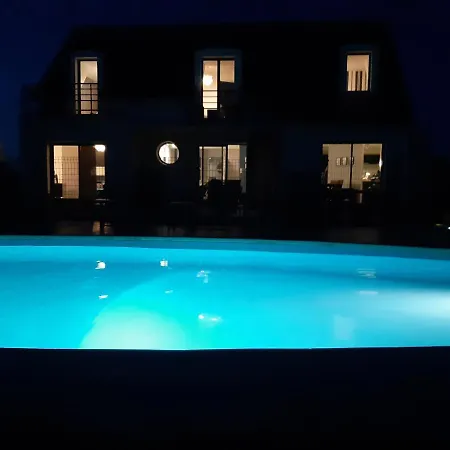 5 Chbres Avec Piscine Chauffee A 300m De La *